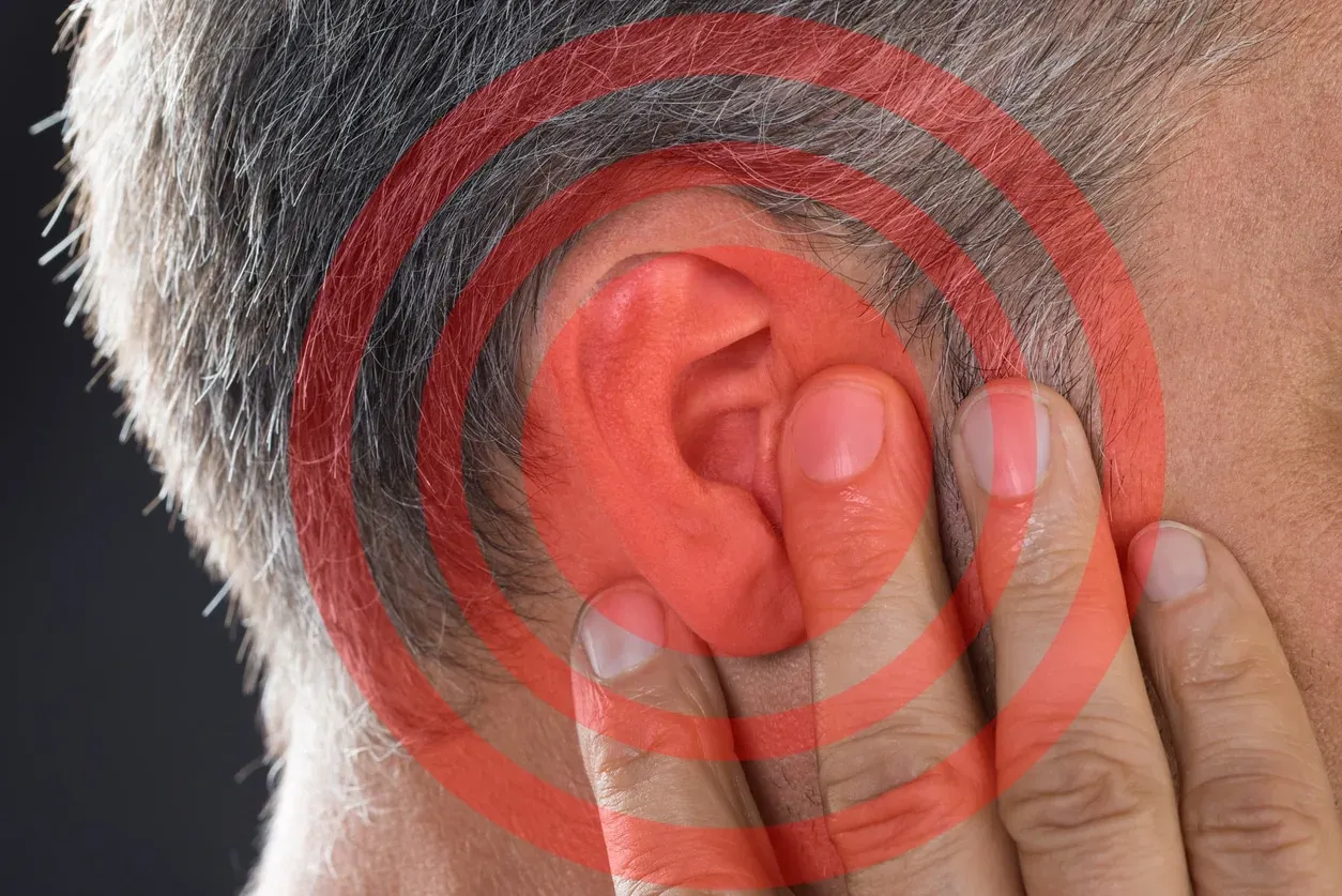 Homem levando a mão ao ouvido, com ondas concêntricas destacadas em vermelho ao redor da orelha